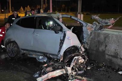 Tuzla’da otomobil gişelere saplandı: Sürücü hayatını kaybetti