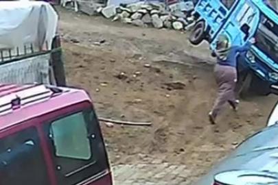 Üç tekerlekli motosiklet dengesi kaybolunca devrildi: Kaza anı kamerada