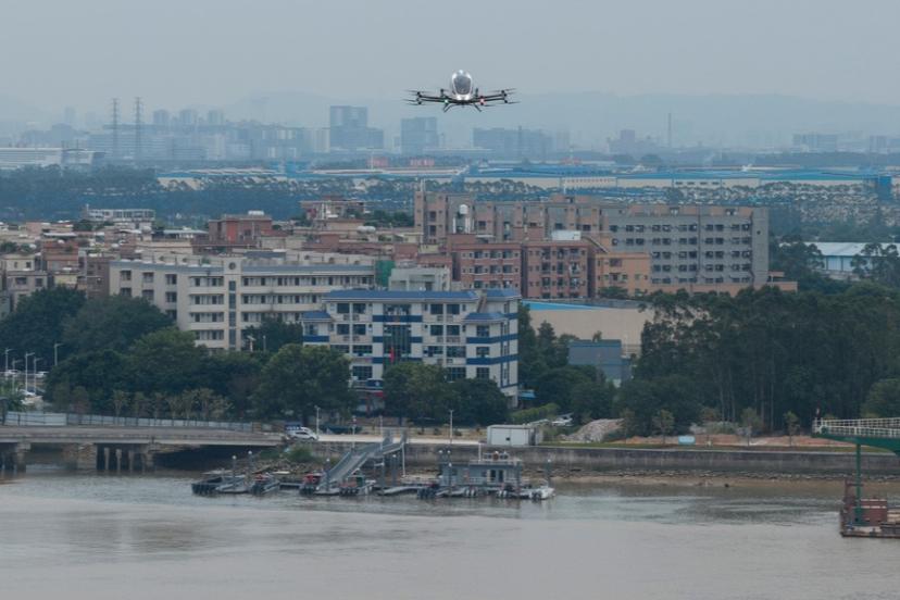 Uçan taksiler yola çıkıyor: Drone'la yemek teslimatına başladılar