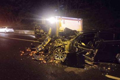 Ümraniye’de otomobil, seyir halindeki kamyonete çarptı : 2 yaralı