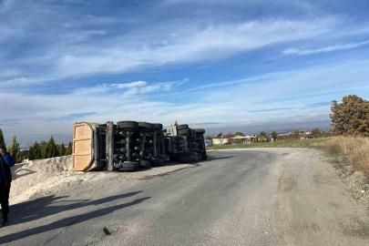 Uşak’ta tır yan yattı: 1 yaralı