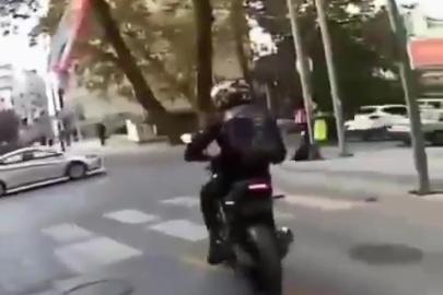 Uyanık sürücü yaptığı düzenekle plakasını gizledi