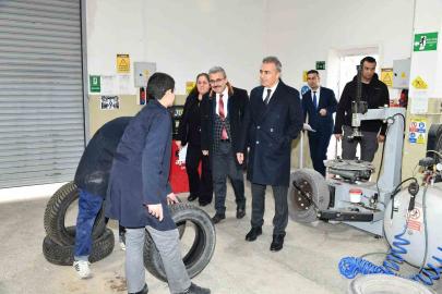 Vali Çiçek’ten okul ziyareti