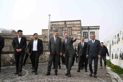 Vali Çiftçi, "Dil ve Edebiyat Konağı"nı inceledi, "Edebiyat Sokağı"nda gezdi