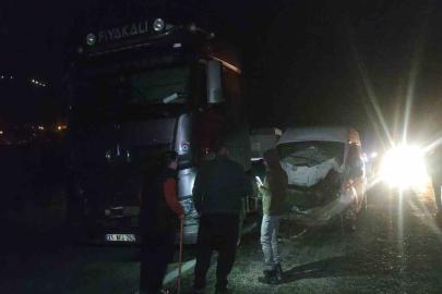 Van’da minibüs ve otomobil ineğe çarptı: Kazada 2 kişi yaralandı, inek telef oldu