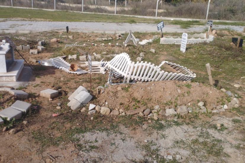 Yakınlarının dağılmış mezarlarını görenler Efeler Belediyesi’ne tepki gösterdi