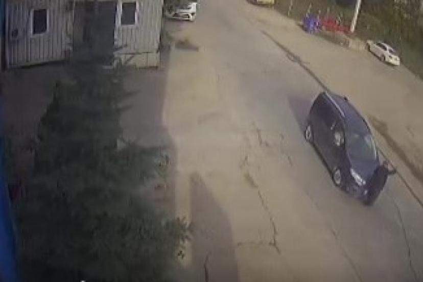 Yolun karşısına geçmek isteyen yaşlı adama aracın çarpma anı kamerada