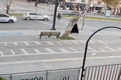 Yolun karşısına geçmeye çalışan yayaya otomobil çarptı