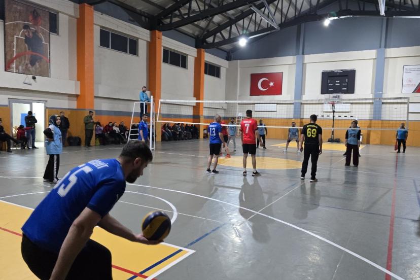 Yüksekova’da 24 kasım öğretmenler günü voleybol turnuvası başladı
