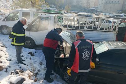 Yüksekova’da seyir halindeki otomobil yandı