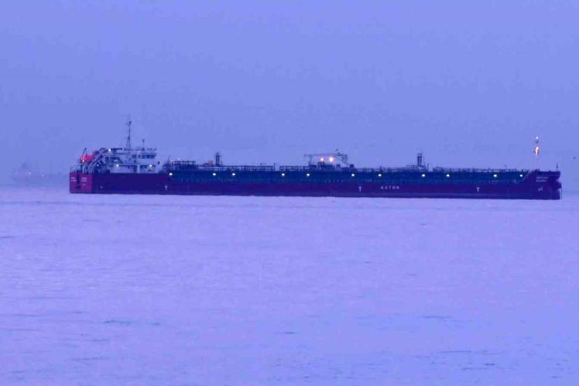 Zehirlenme yaşanan tanker gemisi, günün ilk ışıklarıyla görüntülendi