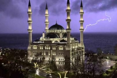 Zonguldak’ta şimşekler geceyi aydınlattı