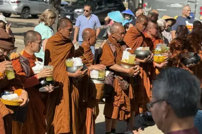 ABD'de "barış için" yürüyen Budist rahiplere araba çarptı