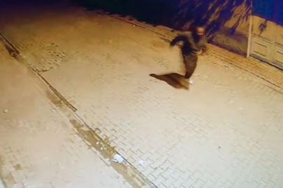 Adana’da evin camlarına taş atıp kaçtı: O anlar kamerada