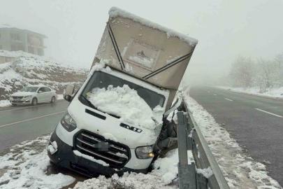 Ağaçlar devrildi yol kapandı, araçlar kayıp kaza yaptı