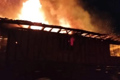 Ahşap ev alev alev yandı