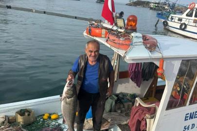 Akçakoca’da balıkçı ağına 10 kiloluk levrek takıldı