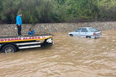 Alanya-Antalya karayolunda araçlar mahsur kaldı