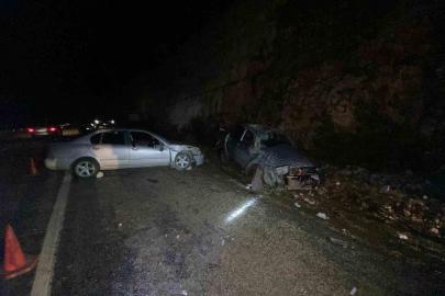 Antalya’da aynı yönde giden iki otomobil çarpıştı:4 yaralı