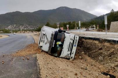 Antalya’da kamyon devrildi, sürücü yaralandı