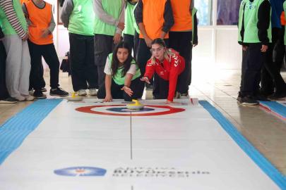 Antalya’da kız çocukları Floor Curling ile tanıştı