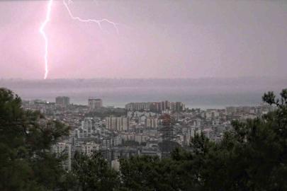 Antalya’da şiddetli yağış etkili oldu, şimşekler görsel şölen oluşturdu