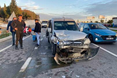 Arızalanan park halindeki otomobile hafif ticari araç çarptı: 2 yaralı