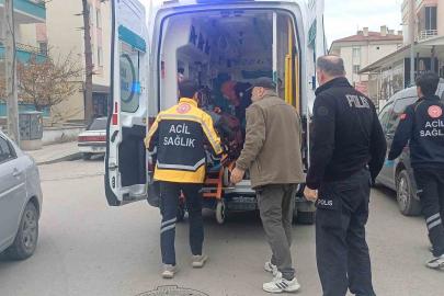 Arkadaşıyla şakalaşırken bıçağın üzerine düşen genç yaralandı