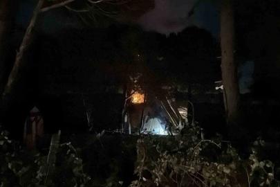 Arnavutköy Terkos’ta boşaltılan bungalov evler alev alev yandı