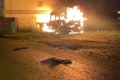 Avcılar’da minibüs alev alev yandı