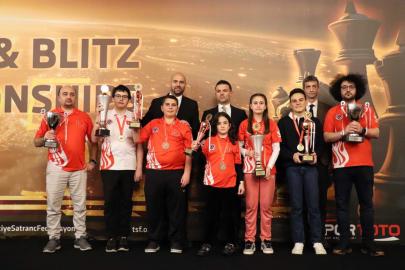 Bakan Bak’tan dünya şampiyonu olan milli satranççılara tebrik mesajı