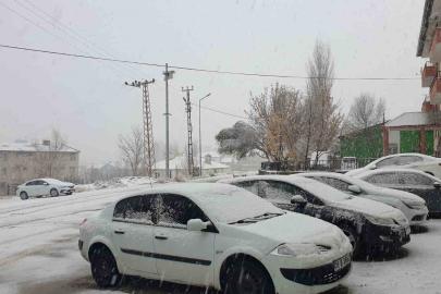 Başkale beyaza bürüdü