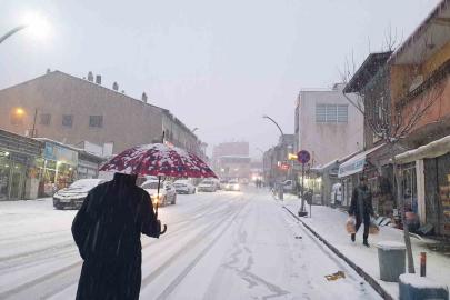 Başkale’de kar yağışı etkili oldu