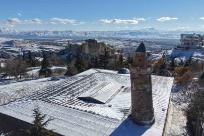 Beyaz gelinliğini giyen Harput havadan görüntülendi
