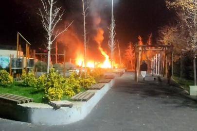 Beylikdüzü’nde çocuk parkı alev alev yandı