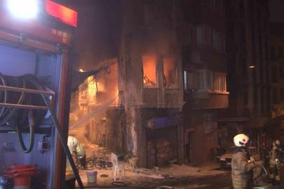 Beyoğlu’nda 4 katlı binada yangın çıktı: Bina sakini 2 kişi çatıya sığındı