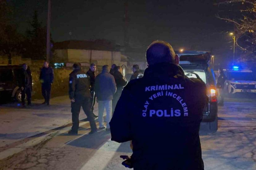 Bıçakla yaralanan şahıs, aracıyla hastaneye gitmeye çalıştı