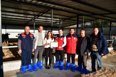 Biga’da kaliteli hayvansal üretim yapan üreticiye Ari İşletme Belgesi