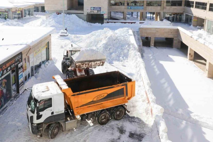Bitlis’te biriken karlar kamyonlarla taşınıyor