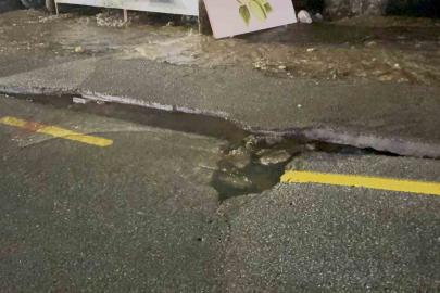 Bodrum’da ana su hattı patladı, yol çöktü