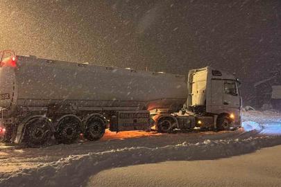 Bolu Dağı ağır tonajlı araçların geçişine kapatıldı: Kar kalınlığı 40 santimetreyi geçti