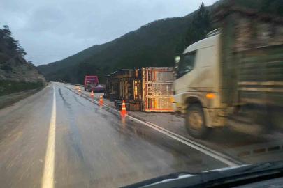 Bolu’da odun yüklü tır devrildi