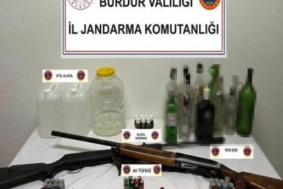 Burdur’da yeni yıl öncesi kaçak alkol ve silah ele geçirildi