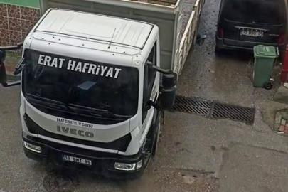 Bursa’da bir kamyon sokak arasındaki araca ağır zarar verip kaçtı