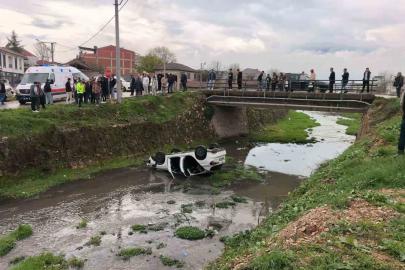 Bursa’da otomobil dere yatağına uçtu: 3 yaralı
