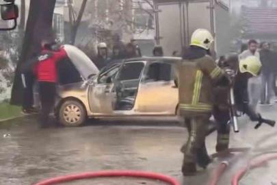 Bursa’da park halindeki midibüste çıkan yangın otomobile sıçradı