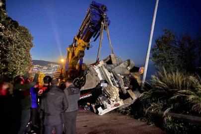 Bursa’da vinçten düşen iş makinesi paniğe neden oldu