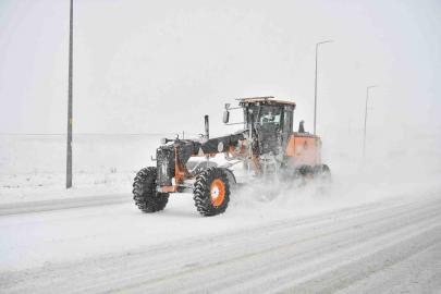 Büyükşehirin karla mücadele ekipleri tam kadro sahada
