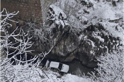 Buzlanma kaza getirdi, dereye uçan otomobildeki 3 kişi yaralandı
