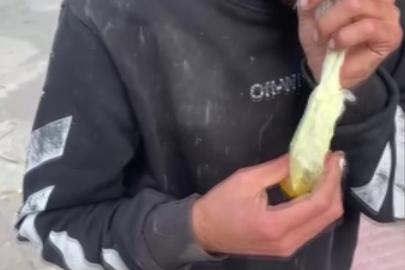 Caddede güpegündüz bali çekip kendinden geçti